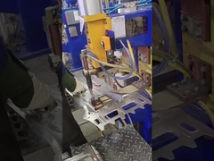 Η μεταβλητή προσαρμοσμένη μηχανή συγκόλλησης σημείων χρησιμοποιείται για να ενώσει στενά τον κρύο β-στυλοβάτη πιάτων στο automobi